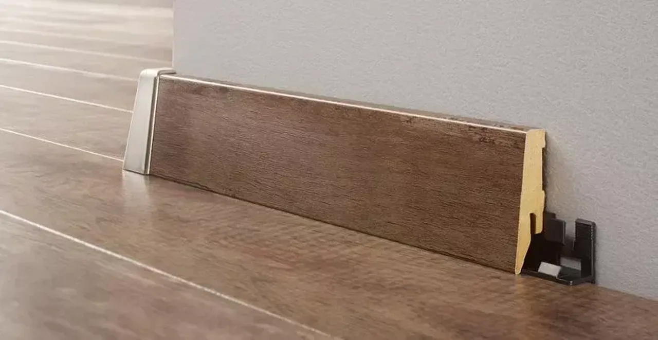 Soklova lista QUADRO 60 Dub Castle 147 MDF lista 60 20 mm 24 m zboku